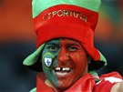 FANOU�EK S MEZEROU. P�íznivec portugalských fotbalist� p�ed semifinále Eura se...