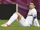 NUTNÉ ODPLIVNUTÍ. Cristiano Ronaldo z�stává po nezda�ilé akci sed�t na trávníku.