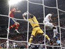 MÍ� V BEZPE�Í. �pan�lský gólman Iker Casillas stahuje ze vzduchu portugalský...