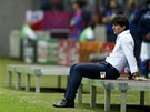 P�ED VÝKOPEM. N�mecký trenér Joachim Löw sleduje rozcvi�ení svých hrá��.