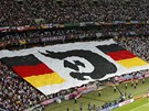 DEUTSCHLAND! N�me�tí fanou�ci rozvinuli p�ed semifinálem Eura ob�í vlajku.