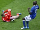 POZD�. N�mecký branká� Neuer chytá mí� p�ed dotírajícím italským úto�níkem