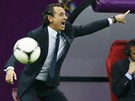 EMOTIVN� KOU�OV�N�. Italsk� tren�r Cesare Prandelli b�hem utk�n� proti N�mecku.
