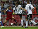 ZÁVAR. N�mecký stoper Hummels (druhý zprava) p�ekonává italského gólmana