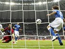 ZACHR�NCE. N�meck� stoper Hummels p�ekon�v� italsk�ho g�lmana Buffona, kter�ho