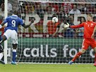 ZA CHV�LI SE ROZVLN� S͍. Italsk� �to�n�k Mario Balotelli pr�v� v hlavi�kov�m