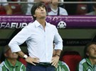 CO MI TO D�L��, BO�E? N�meck� kou� Joachim L�w po prvn�m inkasovan�m g�lu.