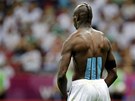 STRNUL� ST�ELEC. Mario Balotelli se (ne)raduje z g�lu v n�meck� s�ti.