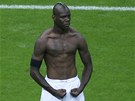 NA OSLAVU UKÁZKA SVAL�. Mario Balotelli slaví góly v�dy po svém.
