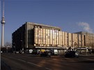 Palác se stavěl od roku 1973 do 1976 v typickém východoněmeckém stylu, s okny v... Palác se stavěl od roku 1973 do 1976 v typickém východoněmeckém stylu, s okny v...