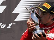 S TROFEJ�. Fernando Alonso dr�� cenu pro v�t�ze Grand Prix Evropy. 