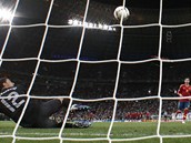 Portugalsk� brank�� Rui Patricio (vlevo) le�� u ty�e, m�� se z kopa�ky Sergia