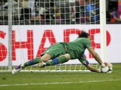 CHYT�. Italsk� brank�� Gianluigi Buffon zne�kod�uje penaltu anglick�ho