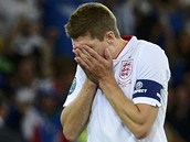 PENALTOV� PROKLET� TRV�. Anglick� kapit�n Steven Gerrard je zavalen zklam�n�m