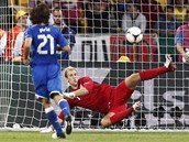 DRZ� PENALTA. Andrea Pirlo lehce podkopl m��, brank�� Joe Hart bezmocn� sleduje