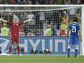 SOUBOJ ZA��N�. Andrea Pirlo se chyst� na penaltu, brank�� Joe Hart se ho sna��