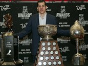Jevgenij Malkin a jeho t�i trofeje (zleva):  Ted Lindsay Award, Art Ross Trophy