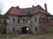 Hamrníky – vyhořelý barokní hospodářský dvůr tepelského kláštera se zámečkem. Hamrníky – vyhořelý barokní hospodářský dvůr tepelského kláštera se zámečkem.