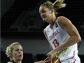�esk� basketbalistka Petra Kulichov� (vpravo) v souboji o m�� s novoz�landskou
