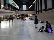 V galerii Tate Modern, s�dl�c� v budov� dal�� b�val� elektr�rny, je a� do