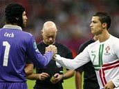 KAPIT�NI. Petr �ech a Cristiano Ronaldo p�ed �tvrtfin�le Eura ve Var�av�
