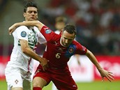 B̎ ODE M�. Obr�nce Tom� Sivok si dr�� od t�la portugalsk�ho �to�n�ka Postigu.