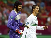 ZAT�M NEP�EKONAN�. Petr �ech m� radost, �e ho Cristiano Ronaldo je�t� nepoko�il.