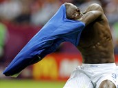 PRY� S DRESEM. Sv�j druh� g�l oslavil Mario Balotelli svle�en�m dresu.
