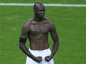 NA OSLAVU UK�ZKA SVAL�. Mario Balotelli slav� g�ly v�dy po sv�m.