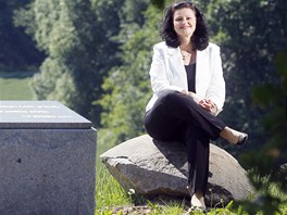 Alena Mergi Kučerová na místě, kde se její dědeček, strážmistr Karel Kněz, před Alena Mergi Kučerová na místě, kde se její dědeček, strážmistr Karel Kněz, před