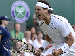 EMOCE. Rafael Nadal v utk�n� druh�ho kola  Wimbledonu proti Luk�i Rosolovi.