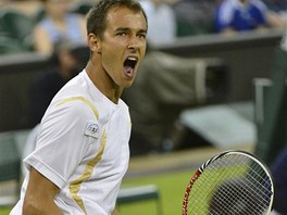 J�! Luk� Rosol v utk�n� druh�ho kola Wimbledonu proti Rafaeli Nadalovi.
