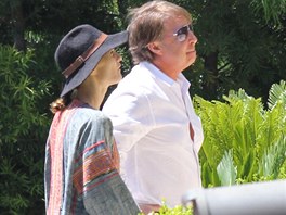 Vanessa Paradis si s realitním agentem prohlédla několik domů v Beverly Hills. Vanessa Paradis si s realitním agentem prohlédla několik domů v Beverly Hills.