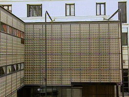 Z původního domu zůsatalo zachované horní podlaží a schodiště k němu. Z původního domu zůsatalo zachované horní podlaží a schodiště k němu.