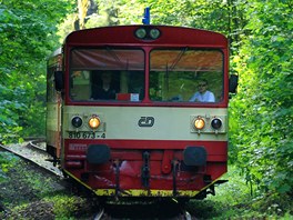 Jednokolejn� tra� z �elezn�ho Brodu do Tanvaldu proj�d� hluboce za��znut�m