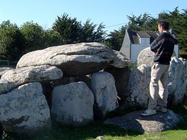 "Mini" dolmen. Kromě menhirů se v okolí Carnaku nachází řada kamenných stolů. "Mini" dolmen. Kromě menhirů se v okolí Carnaku nachází řada kamenných stolů.
