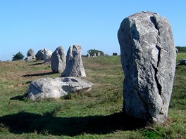 Padlý menhir. Většinu padlých monumentů archeologové ve 20. století znovu Padlý menhir. Většinu padlých monumentů archeologové ve 20. století znovu