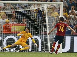 DRUH� G�L. Xabi Alonso zvy�uje z penalty na kone�n�ch 2:0 pro �pan�lsko.