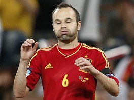 BO�E, BO�E. �pan�lsk� z�lo�n�k Andr�s Iniesta lituje nep�esn� st�ely.