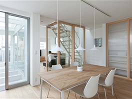 Interiéru vládne světlé dřevo, bílá barva a minimalistické linie. Interiéru vládne světlé dřevo, bílá barva a minimalistické linie.