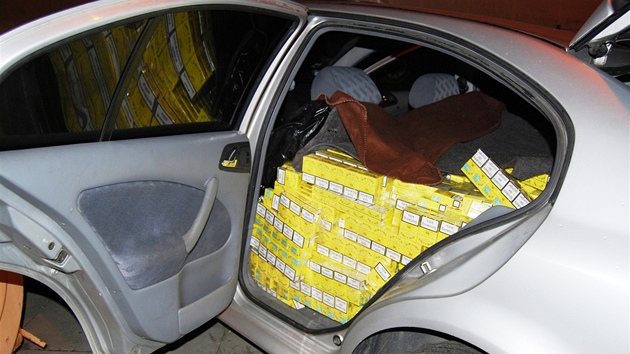 P�es 200 000 cigaret zabavili celníci na dálnici D2 v havarovaném aut� poblí�