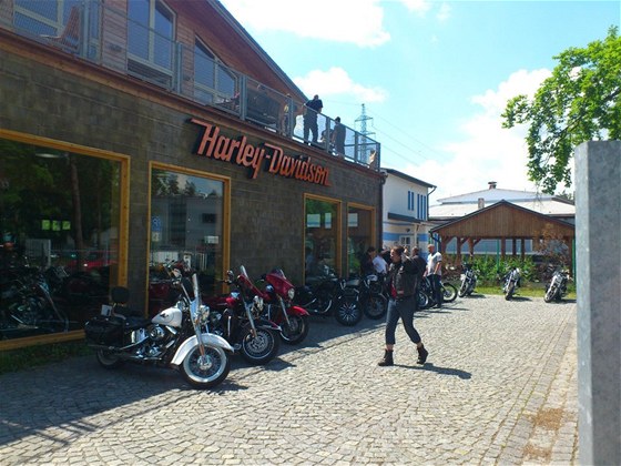 Sta�� i nov� zn�m� se potk�vaj� v Harley-Davidson Plze�