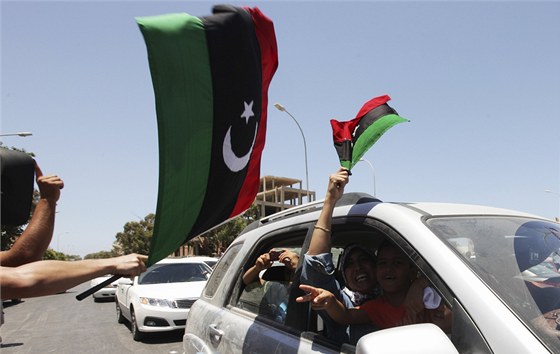 Libyjci v Bengh�z� slav� pot�, co hodili l�stky do volebn�ch uren p�i prvn�ch