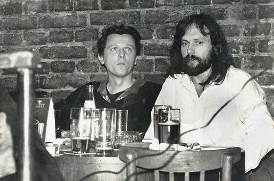 Přátelé literáti: Jan Balabán a Petr Hruška v ostravském klubu Černý pavouk Přátelé literáti: Jan Balabán a Petr Hruška v ostravském klubu Černý pavouk