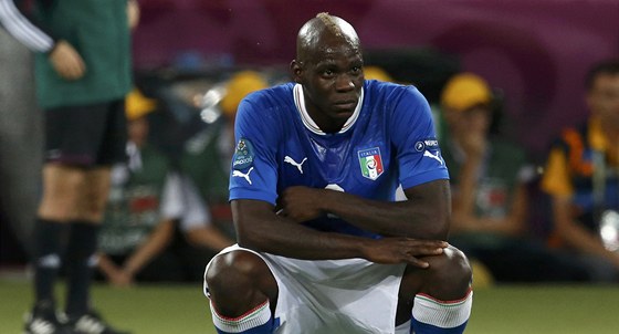 ZKLAMAN� REBEL. Italsk� �to�n�k Mario Balotelli jen t�ko zkous�val vysokou