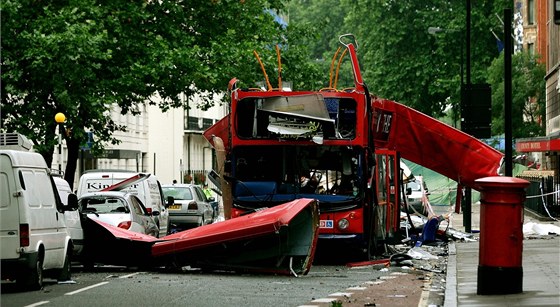 Torzo autobusu po teroristick�ch �toc�ch na Lond�n 7. �ervence 2005 