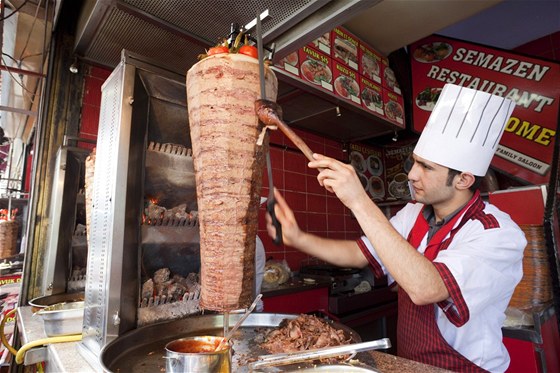 Asi nejtypičtějším a zároveň nejznámějším tureckým jídlem je kebab. Tradiční Asi nejtypičtějším a zároveň nejznámějším tureckým jídlem je kebab. Tradiční