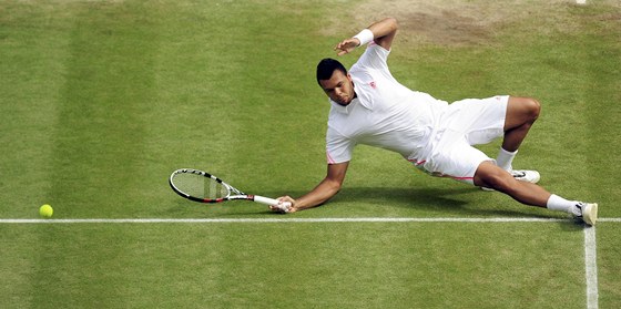 P�D. Jo-Wilfried Tsonga pad� na wimbledonskou tr�vu v semifin�lov�m z�pase