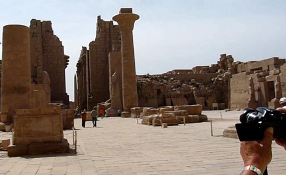 Všimněte si náramku fotografujícího, podle něho hned Egypťané poznají, z jakého Všimněte si náramku fotografujícího, podle něho hned Egypťané poznají, z jakého