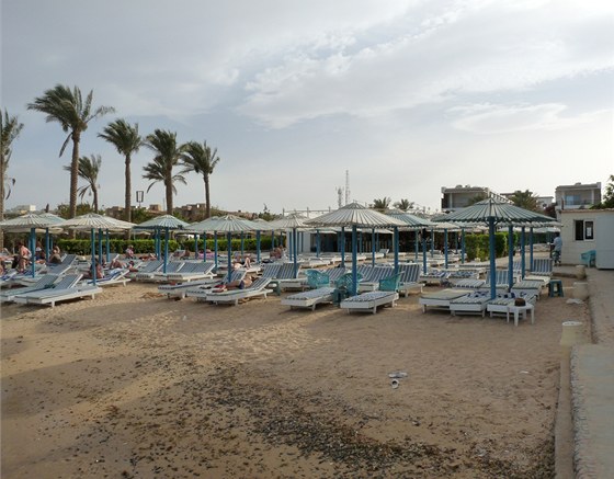 Kdy� se leh�tko na pl�i ocitne ve st�nu, ochotn� zam�stnanec hotelu ho za�ne